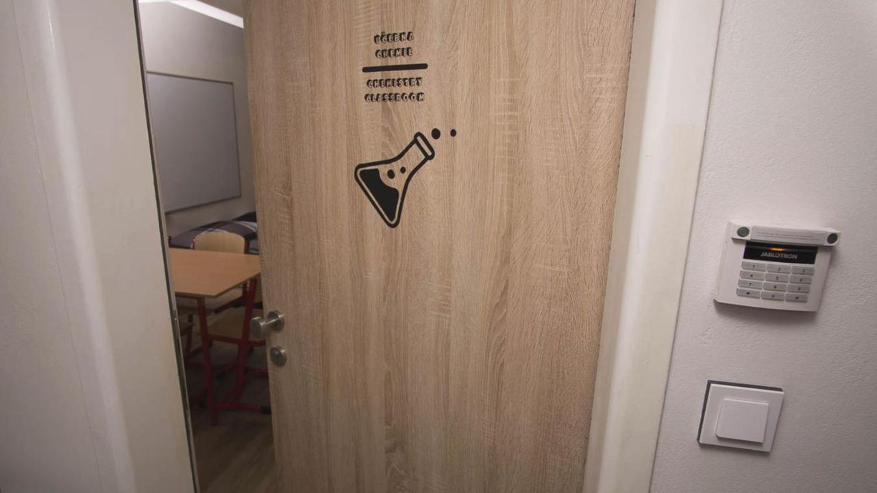 School Apartment - Your Unique Place In Prague By Metro Vysehrad Номер фото